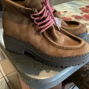 Womens Brown Boots with Pink Laces thumbnail 4