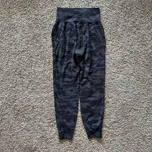Athleta Womens Size XS Salutation Camo Jogger Pants Gray‎ Black Athleisure thumbnail 3