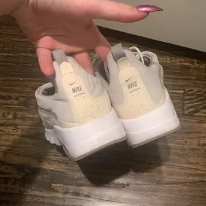 Nike Air Women’s‎ Sneakers Size 7.5 thumbnail 4