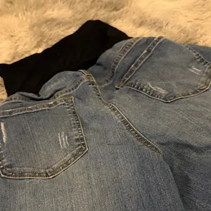 a:glow Maternity over the bellyDenim Ankle Jeans with Embroidered Floral Accents thumbnail 6