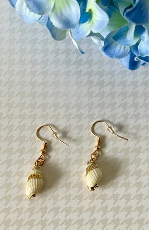 Sea Shell Earrings 🐚 Gold thumbnail 3
