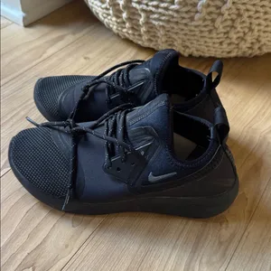 Nike Black Women's Sneakers thumbnail 3