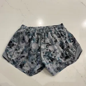 Lululemon Hotty Hot‎ Low Rise Shorts Size 8 thumbnail 3
