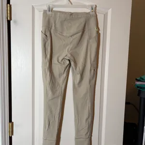 Athleta Salutation CARGO Pocket II Tight Pants - BEIGE Size M. Preloved thumbnail 3