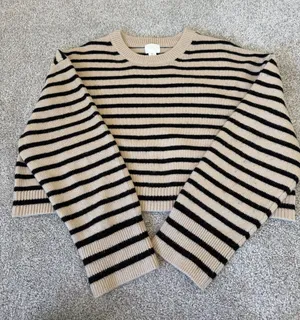 H&M Cropped Sweater thumbnail 1
