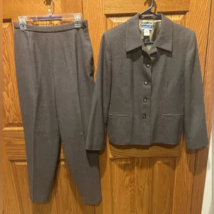 Vintage Pendleton Petite Size 10 Wool Pants Suit 2pc Power Suit Sz 10P thumbnail 1