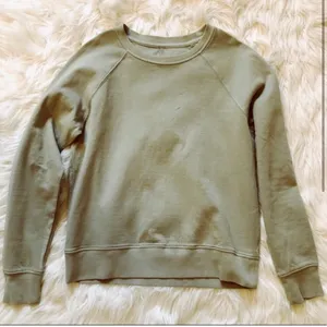 Athleta NWOT  Olive Green Crew Shirt thumbnail 3