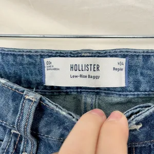 NWT Hollister medium-wash low-rise baggy jeans Size US 00R / W24 Regular thumbnail 5