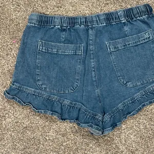 American Eagle Outfitters Women's Ruffle Denim Shorts thumbnail 5