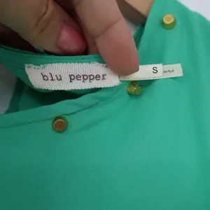 Blu Pepper Top Womens S Green Gold Studded V-Neck Sleeveless Excellent thumbnail 2