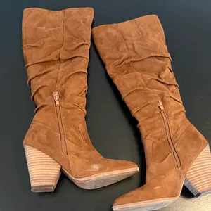 Carlos by Carlos Santana Tan Suede Heeled Boots‎ thumbnail 2