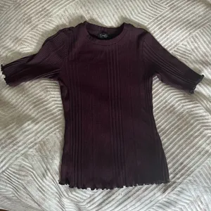 Jessica Simpson Ribbed Short Sleeve Top in Deep Plum thumbnail 1