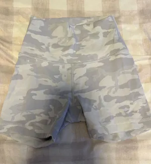 Lululemon Wunder Train Shorts thumbnail 1