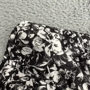 Lululemon Tracker Shorts V‎ Low Rise 4" Black White Floral Athletic Women's 6 thumbnail 3