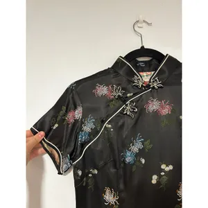 Vintage High Class Garments Black Satin Floral Brocade Cheongsam Qipao Dress 34 thumbnail 3