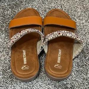 Minnetonka Sabina Slide Sandals Cream Needlepoint Fabric Leather Women's Size 8M thumbnail 1