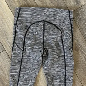 Athleta Ultimate Linear Lines Capri Leggings Size Small thumbnail 7