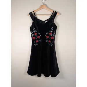 Francesca's Black Velvet Floral Embroidered‎ Cold Shoulder Mini Dress Small thumbnail 2
