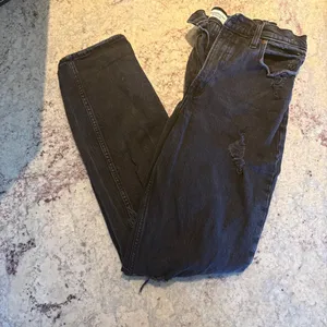 Abercrombie 90’s Straight Ultra High Rise Black Distressed Women's Jeans thumbnail 4