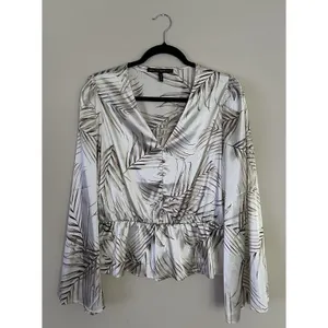 White House | Black Market Satin Feel Peplum Blouse Palm Print Bell Sleeve Boho Coastal Ivory Size M thumbnail 4