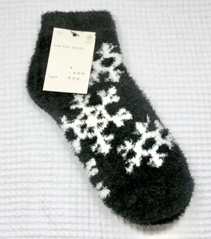 NWT a new day Black Snowflake Low-Cut Fuzzy Cozy Sleepover Winter Socks 4-10 thumbnail 1