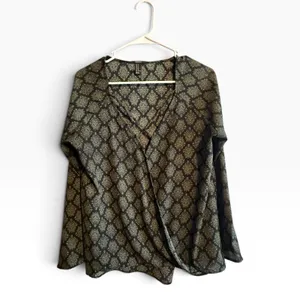 Forever 21 Wrap Blouse Womens Medium Green Black Excellent Damask Long Sleeve thumbnail 3