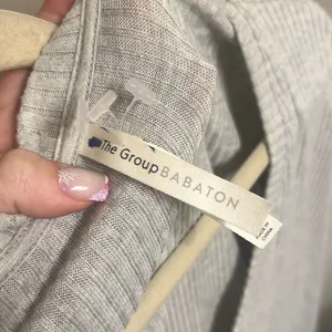 Aritzia The Group Babaton Grey Traverse Longsleeve V-Neck Sz 2 Sweatshirt thumbnail 9