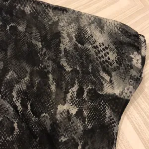 Express Snakeskin Sheer Short-sleeve Blouse thumbnail 4