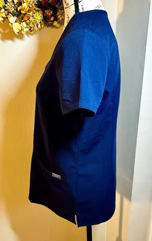 FIGS Technical Collection Casma Three-Pocket V-Neck Scrub Top in Navy Sz XS thumbnail 7
