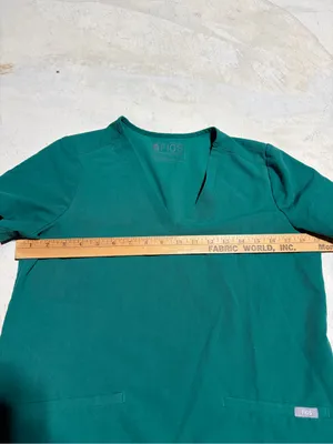 FIGS Women's green V-Neck Scrub Top small thumbnail 3