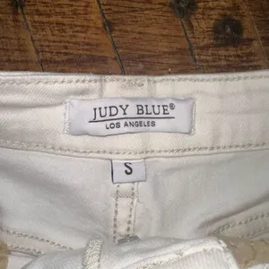 Judy Blue distressed white cutoff overlap raw hem S shorts thumbnail 2