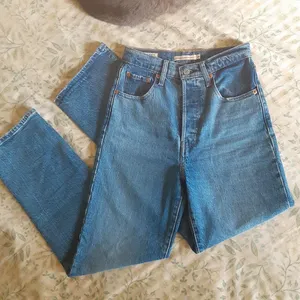 Levi’s Ribcage Jeans thumbnail 2