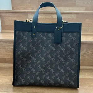 Field Tote 30 With Horse And Carriage Print thumbnail 2