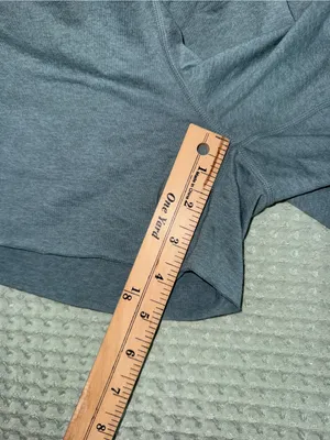 Vuori Women's Boyfriend Shorts size XS thumbnail 4