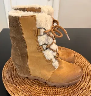 Sorel Joan of Arctic Boots Women's 9.5 Nubuck Shearling Hidden Wedge‎ Booties thumbnail 1