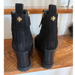 Tory Burch Black Suede Wedge Ankle Boots Gold Logo Lug Sole Womens 9.5‎ thumbnail 5