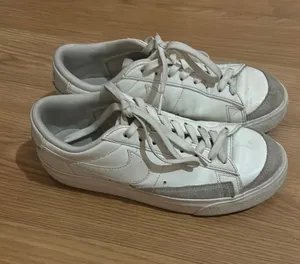 Women’s Nike shoes thumbnail 1