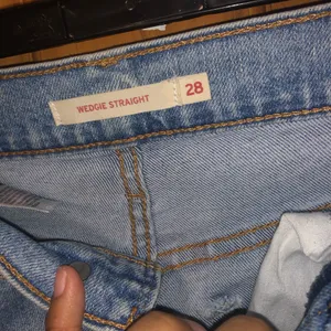 368. Levi’s high rise wedgie straight light wash distressed jeans size 28 thumbnail 4