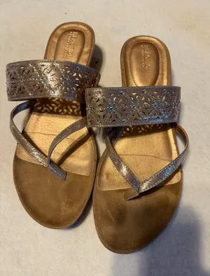 Kenneth Cole Reaction Gold Laser Cut Thong Sandals Womens Size 9 Metallic thumbnail 1