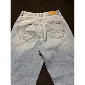 American Eagle Outfitters Womens Mom Jeans‎ Light Wash Distressed High Rise Size thumbnail 3