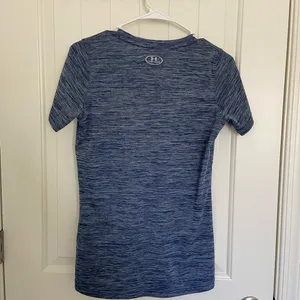 NWOT Under Armour women’s dark blue‎ heatgear loose v-neck athletic top medium thumbnail 5