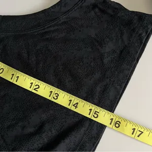 Women’s Lululemon Athletica Black Sleeveless Muscle Tank Crop Top Workout Gym thumbnail 6