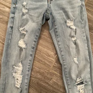 Women’s size 0 low rise jegging light wash destroyed stretchy jeans thumbnail 3