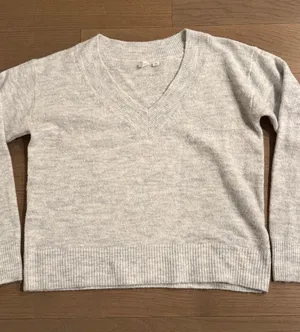 GAP Gray V-Neck Sweater XS thumbnail 1