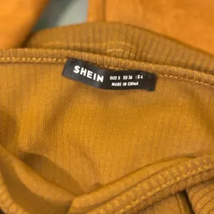 SheIn autumn season camel brown ribbed ruched crop top with puff sleeves thumbnail 3