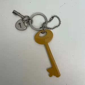 Vintage Fossil Keyper Key Charm Purse Hang Tag Fob Mustard Yellow Silver thumbnail 6