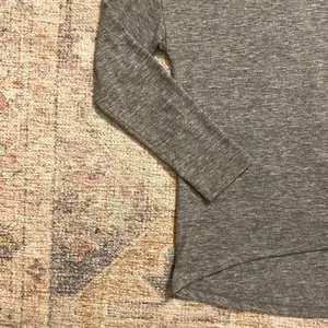 Old Navy Active Long Sleeve Crewneck Top with Hi/Low Hem thumbnail 3