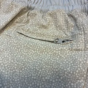 Lululemon Woman’s Size 8 Gray Speed-up Shorts thumbnail 4