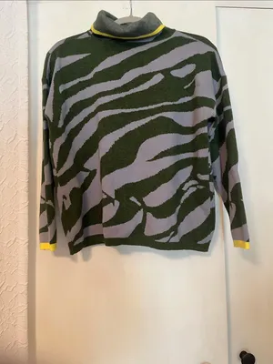 Turtleneck Zebra-Pattern Sweater in Olive Green and Lavender thumbnail 2