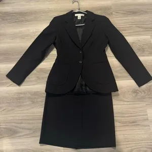 David Warren Size 6 Skirt Suit. 2-button Blazer thumbnail 1
